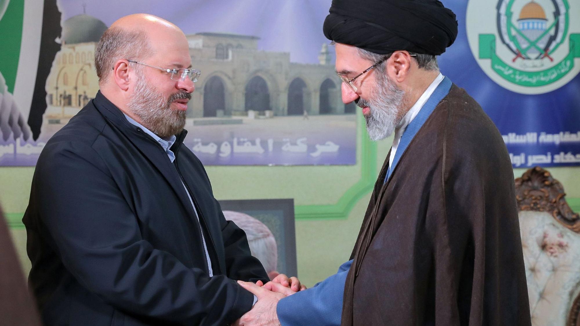Modschtaba Chamenei (r.) bei einem Treffen mit dem Hamas-Vertreter Chalid Ghodomi (l.) im Hamas-Büro in Teheran, um des getöteten Hamas-Führers Sinwar zu gedenken. (Archivbild)