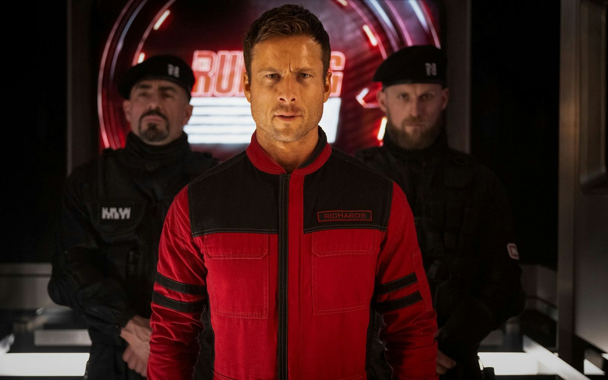 Der verzweifelte Ben Richards (Glen Powell, Mitte) stellt sich dem Spiel um Leben und Tod. (Bild: 2026 Paramount Pictures/Leonine/Ross Ferguson)