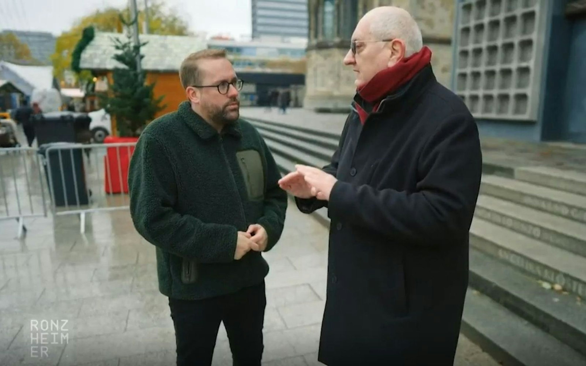 Paul Ronzheimer (links) trifft den Terror-Überlebenden Gerhard Zawatzki am Berliner Breitscheidplatz. (Bild: Joyn)