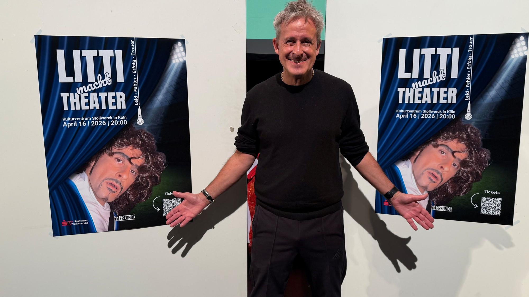 Pierre Littbarski präsentiert die Plakate zu seinem Theaterprogramm.