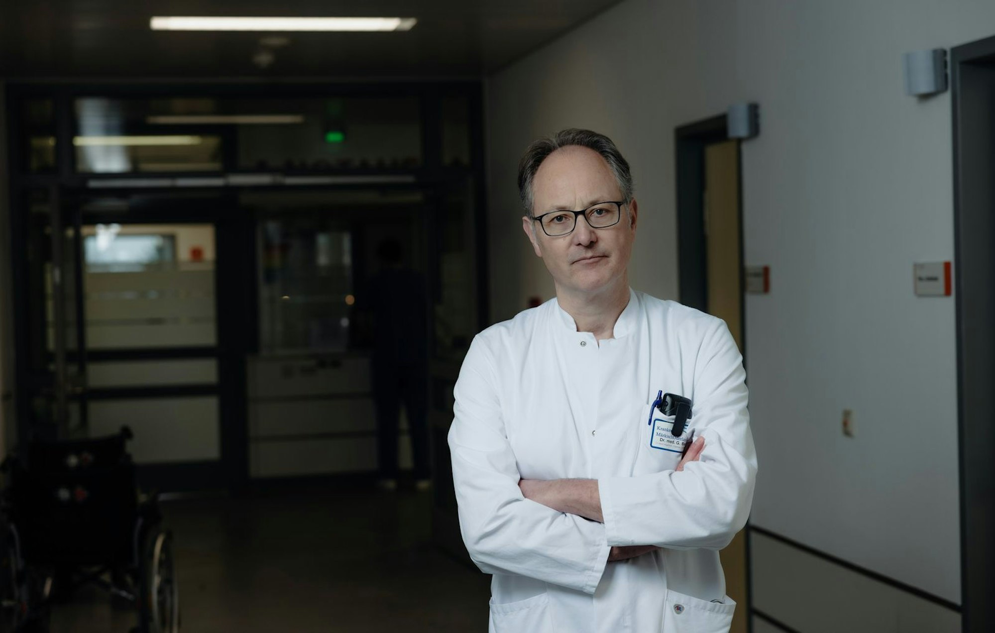 Chefarzt Georg Bauer spricht in der ZDF-Reportage offen über den Klinikalltag im Gegensatz zu den Krankenkassen, die „nur auf die objektiven Daten“ schauen würden. (Bild: ZDF/Andreas Pein)