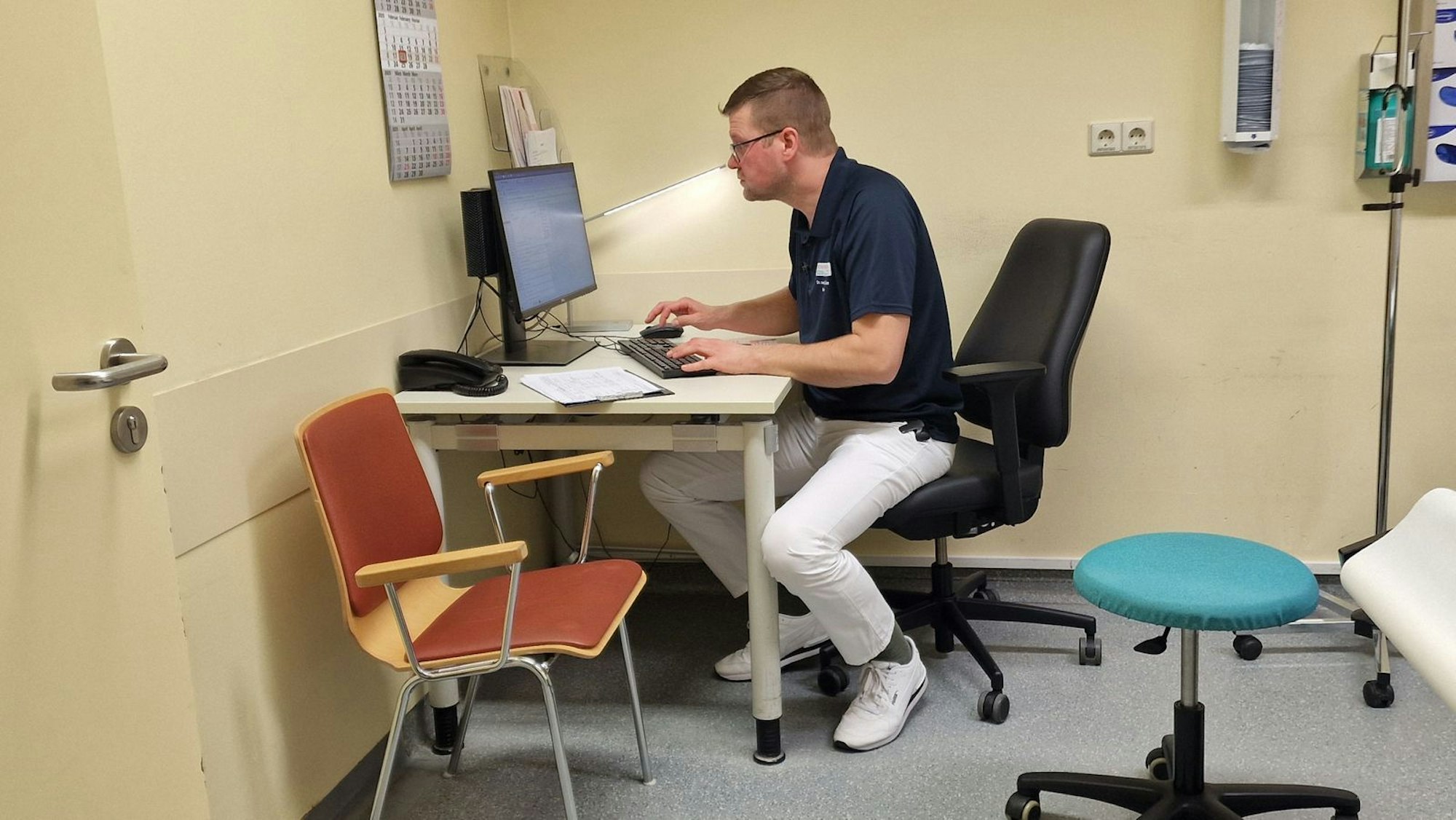 Oberarzt Kai Wilke (42) arbeitet als Orthopäde und Unfallchirurg im Krankenhaus. (Bild: ZDF)