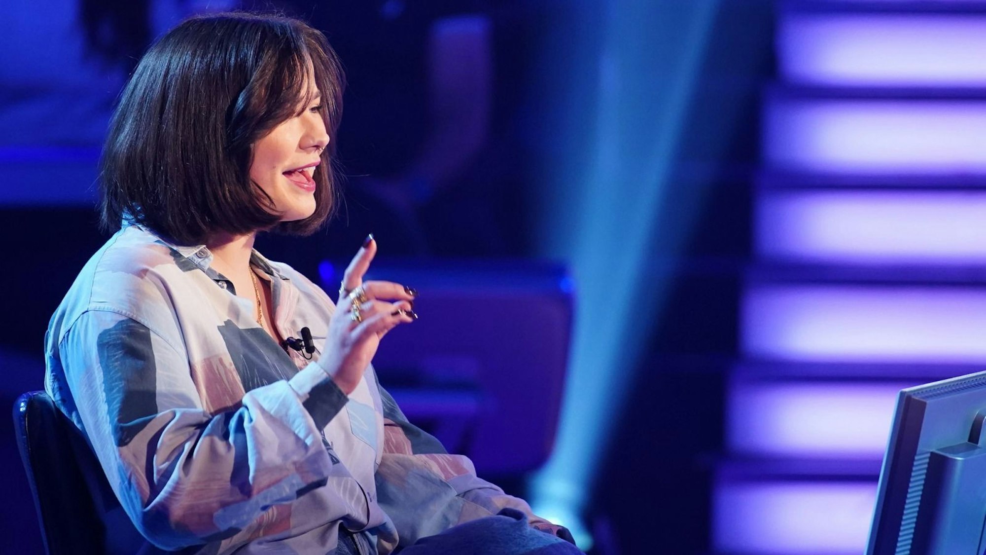 Überhangkandidatin Moema Scocci fiel mit einer falschen Antwort von 2.000 auf 500 Euro. (Bild: RTL / Stefan Gregorowius)