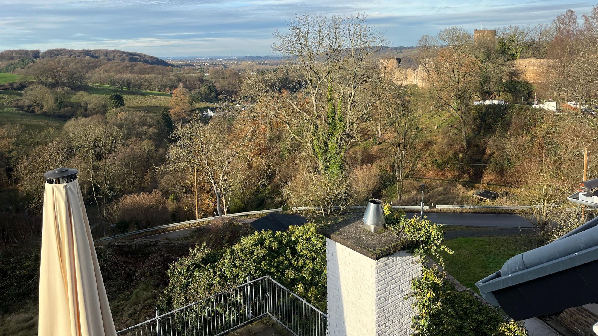 Der Ausblick vom Café „Die Alte Schule“, wo sich eine Rast lohnt, geht bis ins Rheintal.