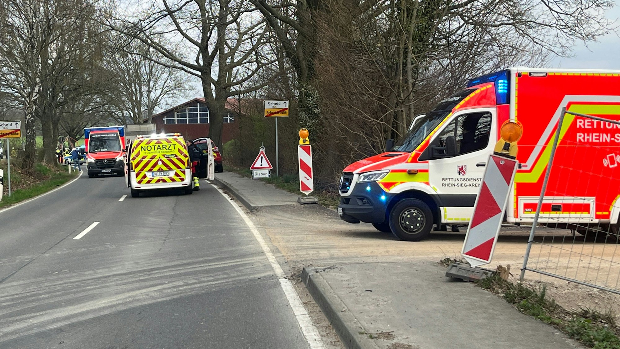 Das Notarzteinsatzfahrzeug begleitete die beiden Rettungswagen auf dem Weg ins Krankenhaus.