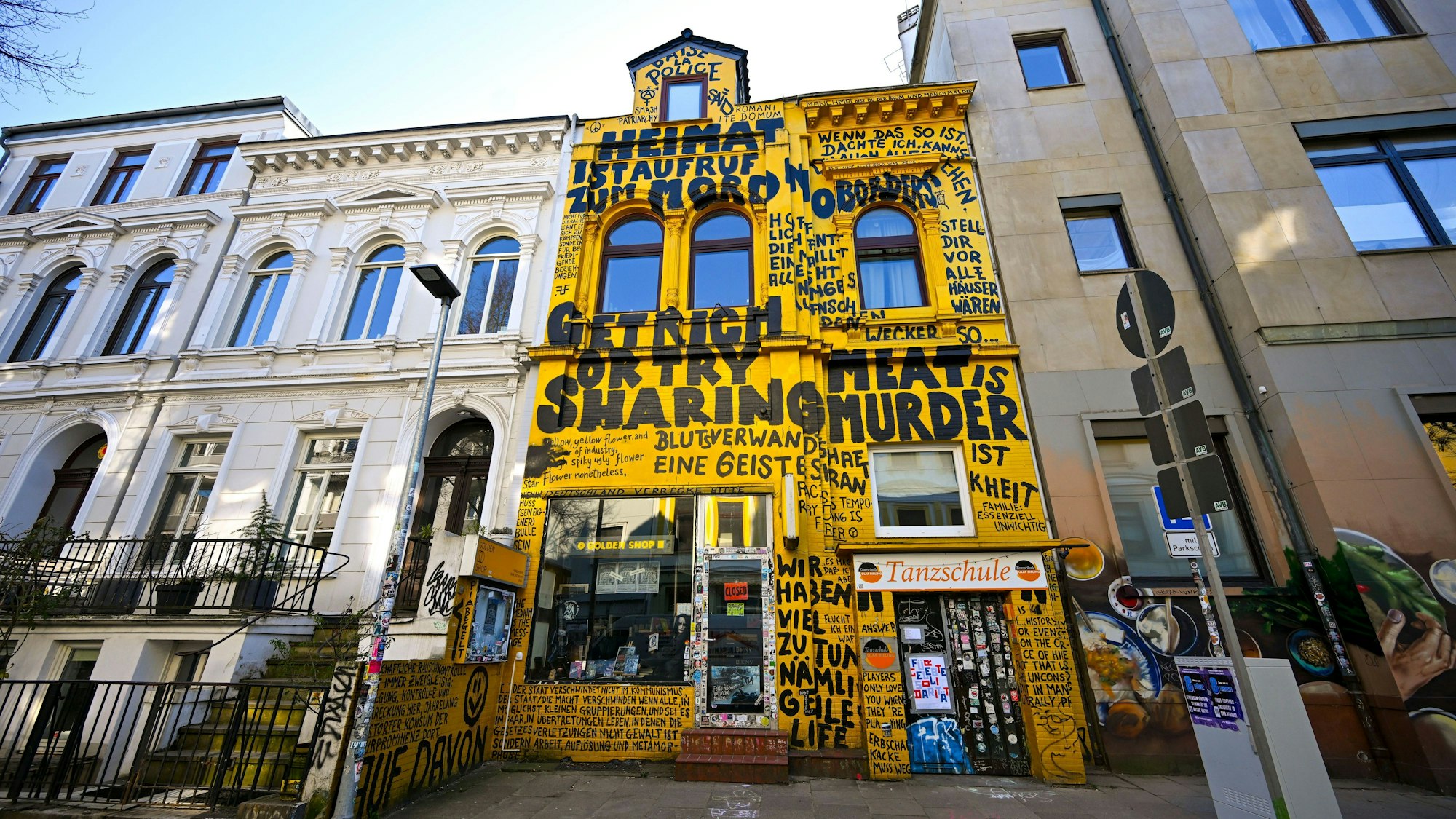 Der Buchladen «Golden Shop» ist gelb gestrichen und mit Slogans bemalt.