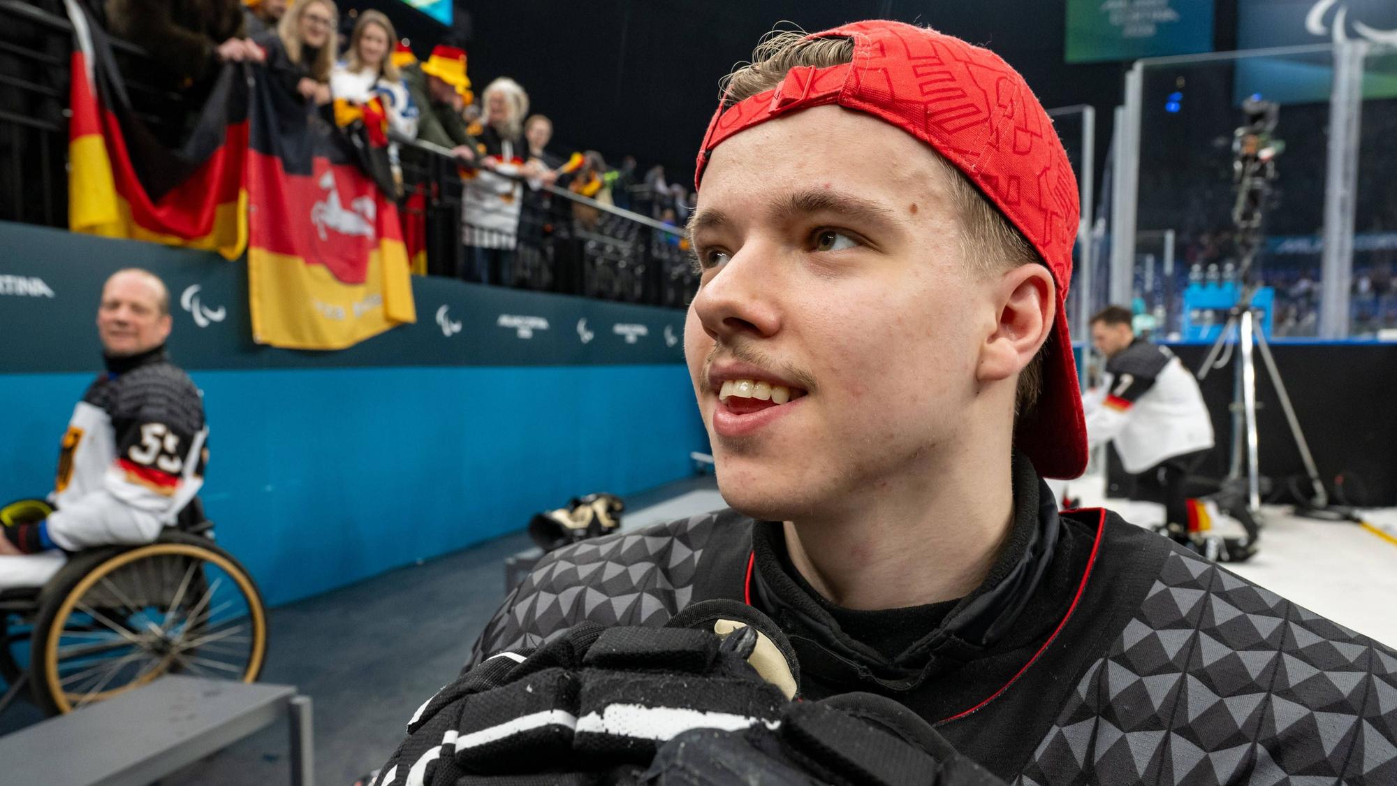 Im Bild ist ein Para-Eishockeyspieler zu sehen.