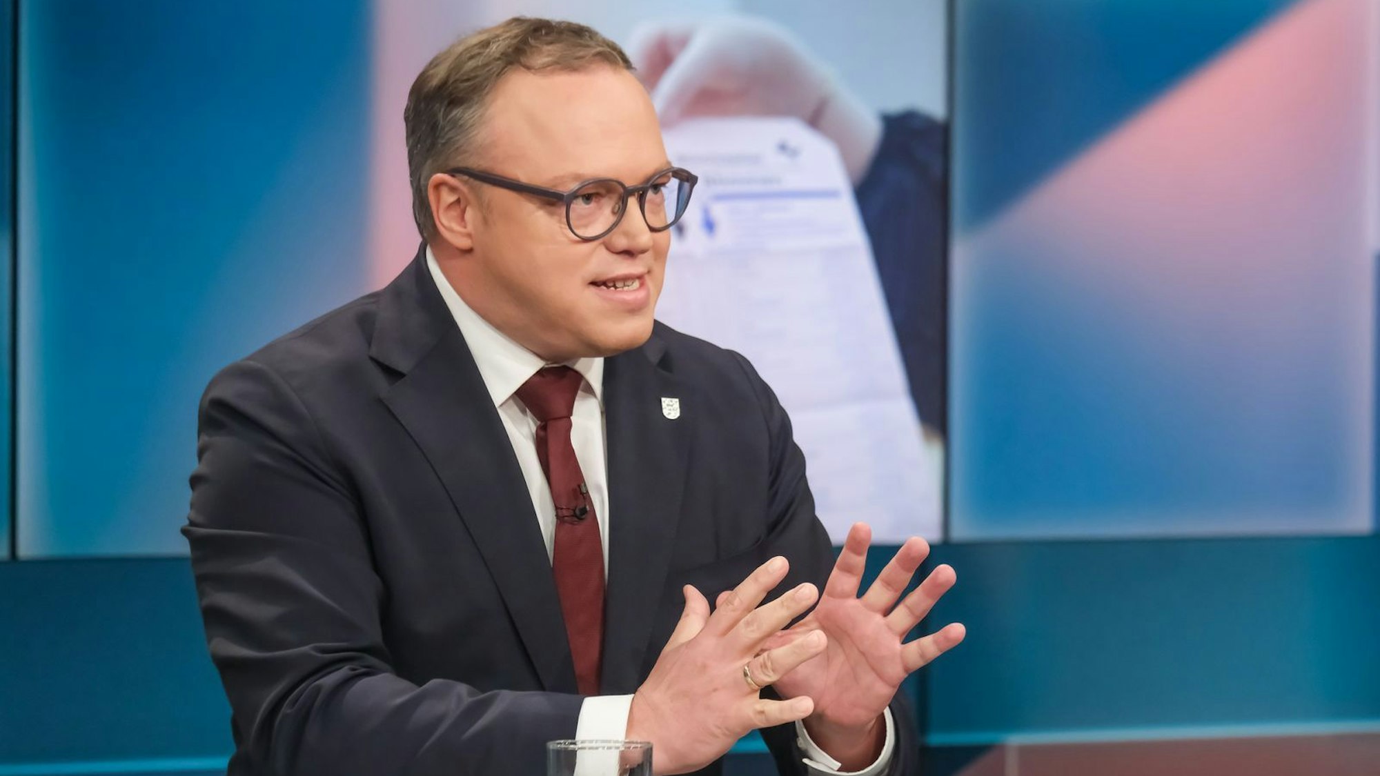 Der thüringische Ministerpräsident Mario Voigt hat seine eigene Sicht auf das Wahlergebnis in Baden-Württemberg. (Bild: WDR/Oliver Ziebe)