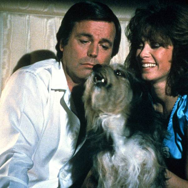 Robert Wagner und Stefanie Powers alias Jonathan und Jennifer Hart mit ihrem Hund Friedwart.