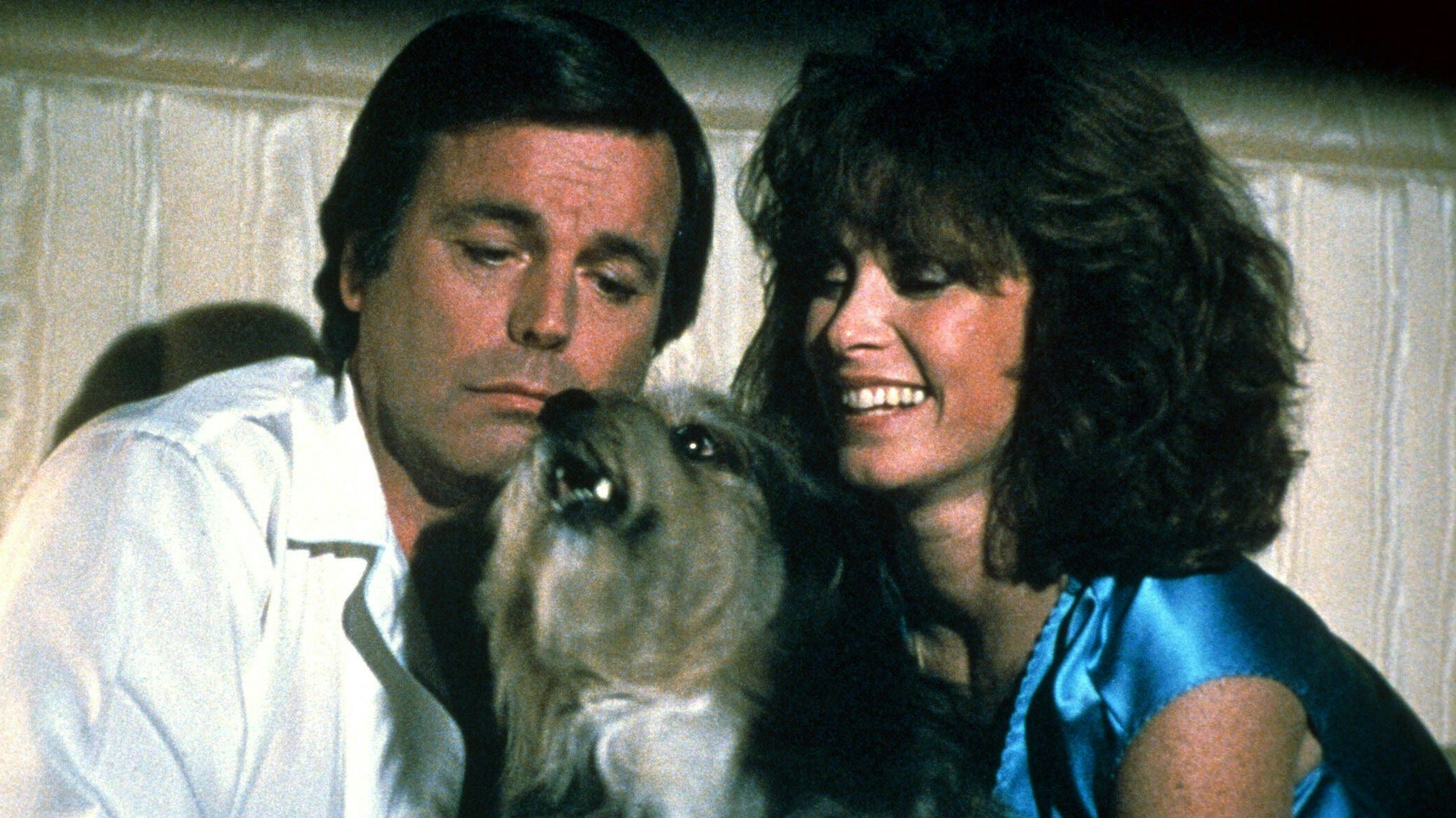 Robert Wagner und Stefanie Powers alias Jonathan und Jennifer Hart mit ihrem Hund Friedwart.