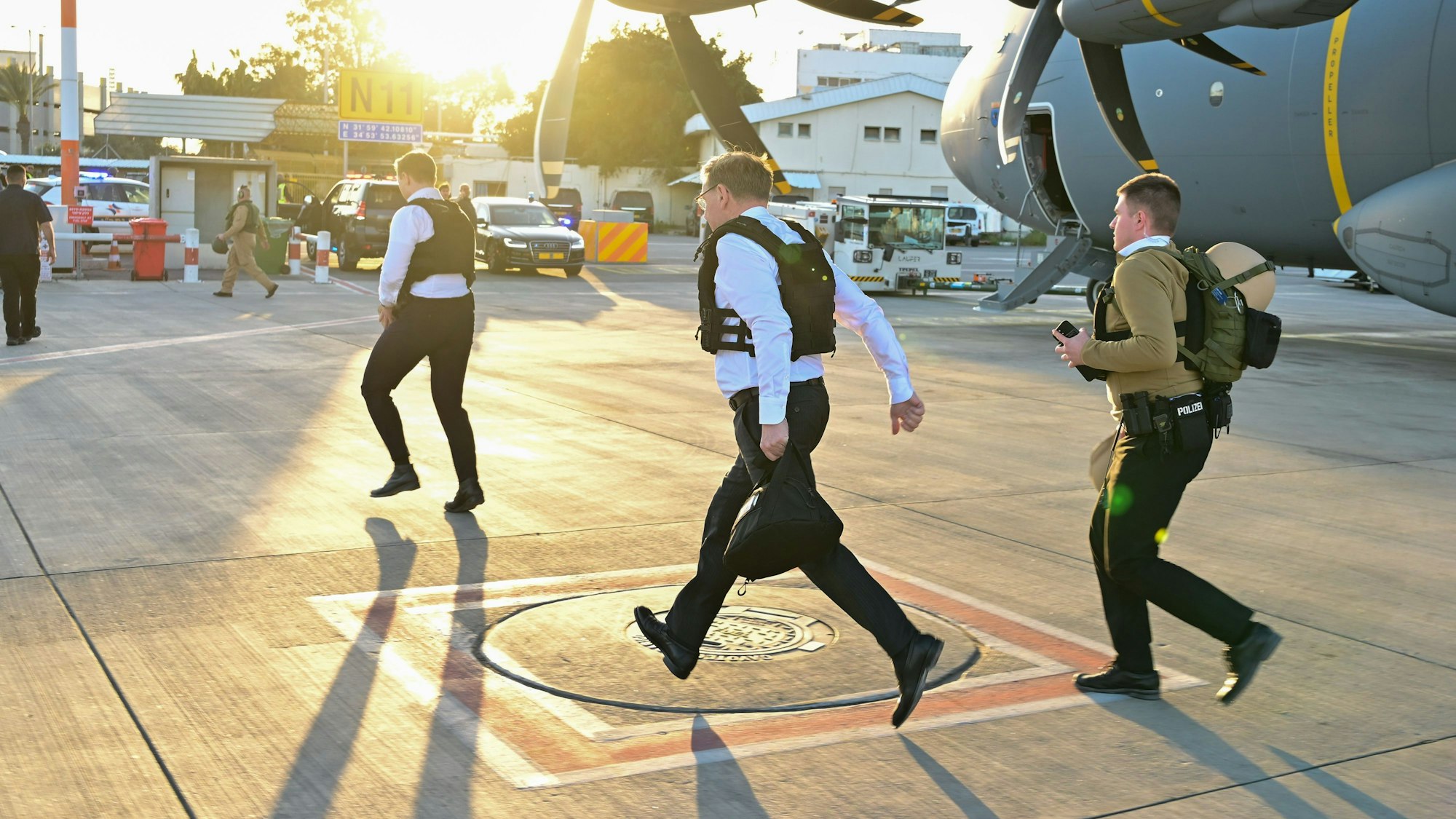 Johann Wadephul (CDU, M), Außenminister, verlässt kurz vor Ende eines Besuchs in Israel wegen eines Voralarm der Luftabwehr einen A400M der Luftwaffe.