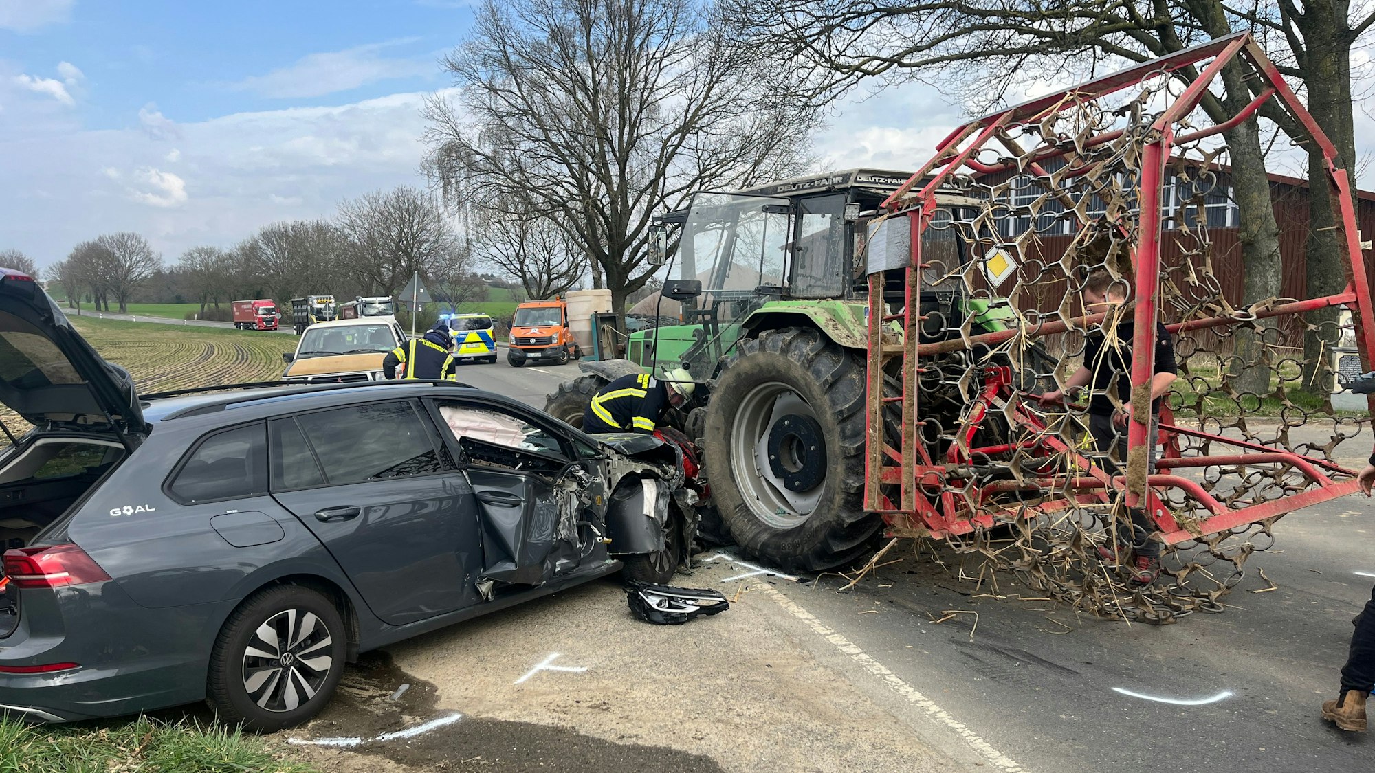 Bei einem Unfall bei Lohmar-Scheiderhöhe sind vier Menschen verletzt worden. Ein Auto stieß gegen einen Trecker, der nach links abbiegen wollte.