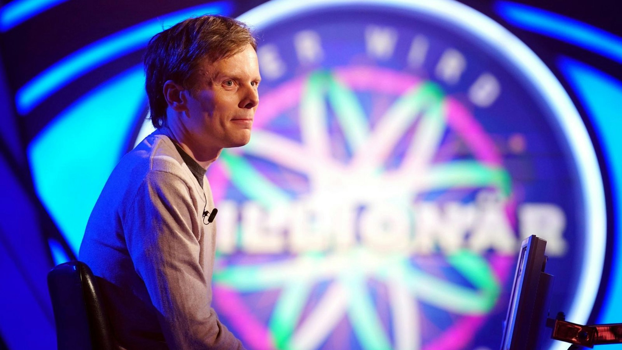 Mathe-Professor Christian Weiss hatte zur Vorbereitung einen Simulator erfunden. Es reichte dennoch nur für 16.000. (Bild: RTL / Stefan Gregorowius)