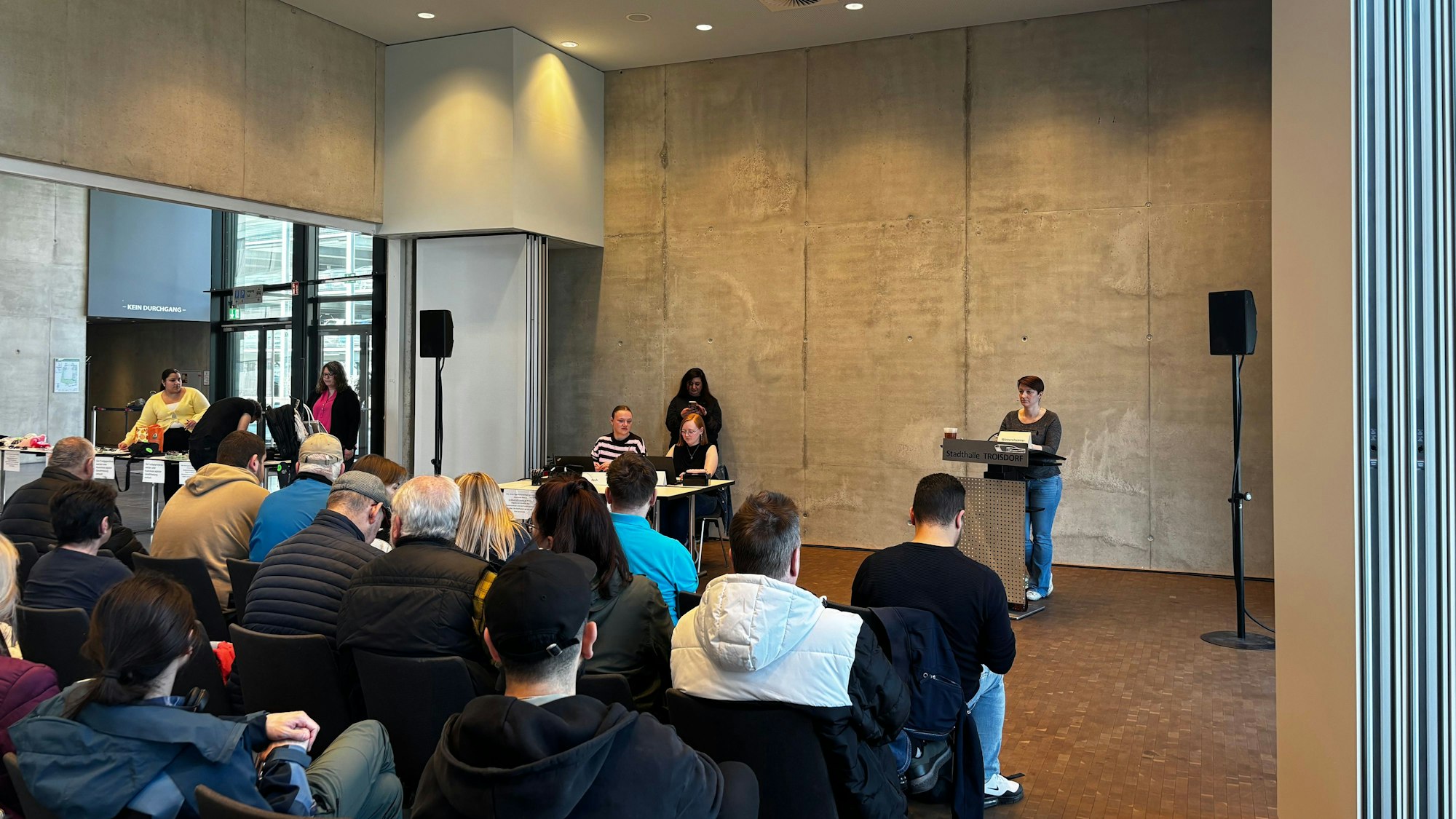 Blick in den gut gefüllten Raum der Stadthalle. Vorne am Pult leitet Anne Winternheimer die Auktion.