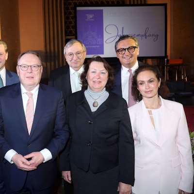 Der Vorstand der Synagogengemeinde und Oberbürgermeister Torsten Burmester.
