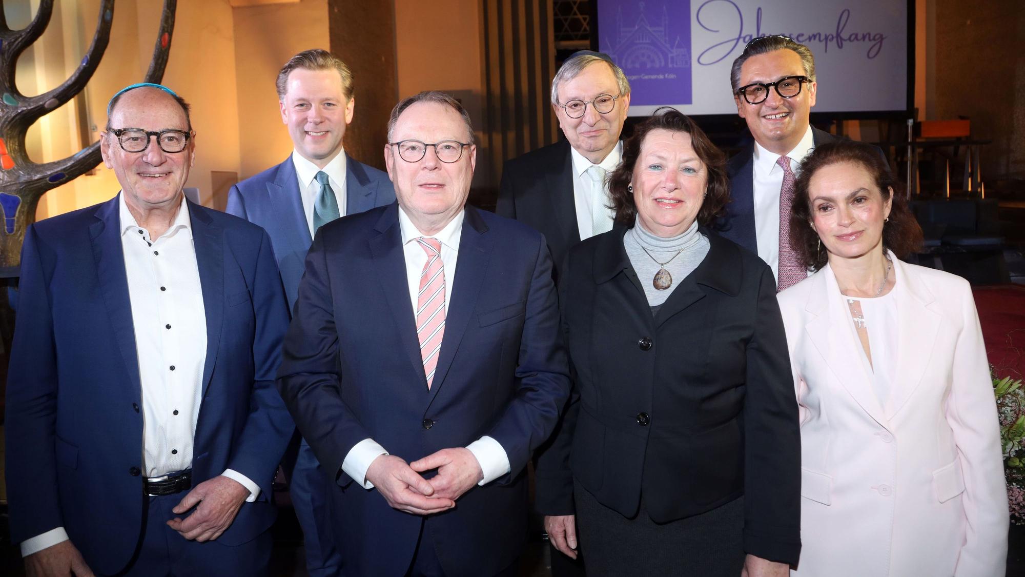 Der Vorstand der Synagogengemeinde und Oberbürgermeister Torsten Burmester.