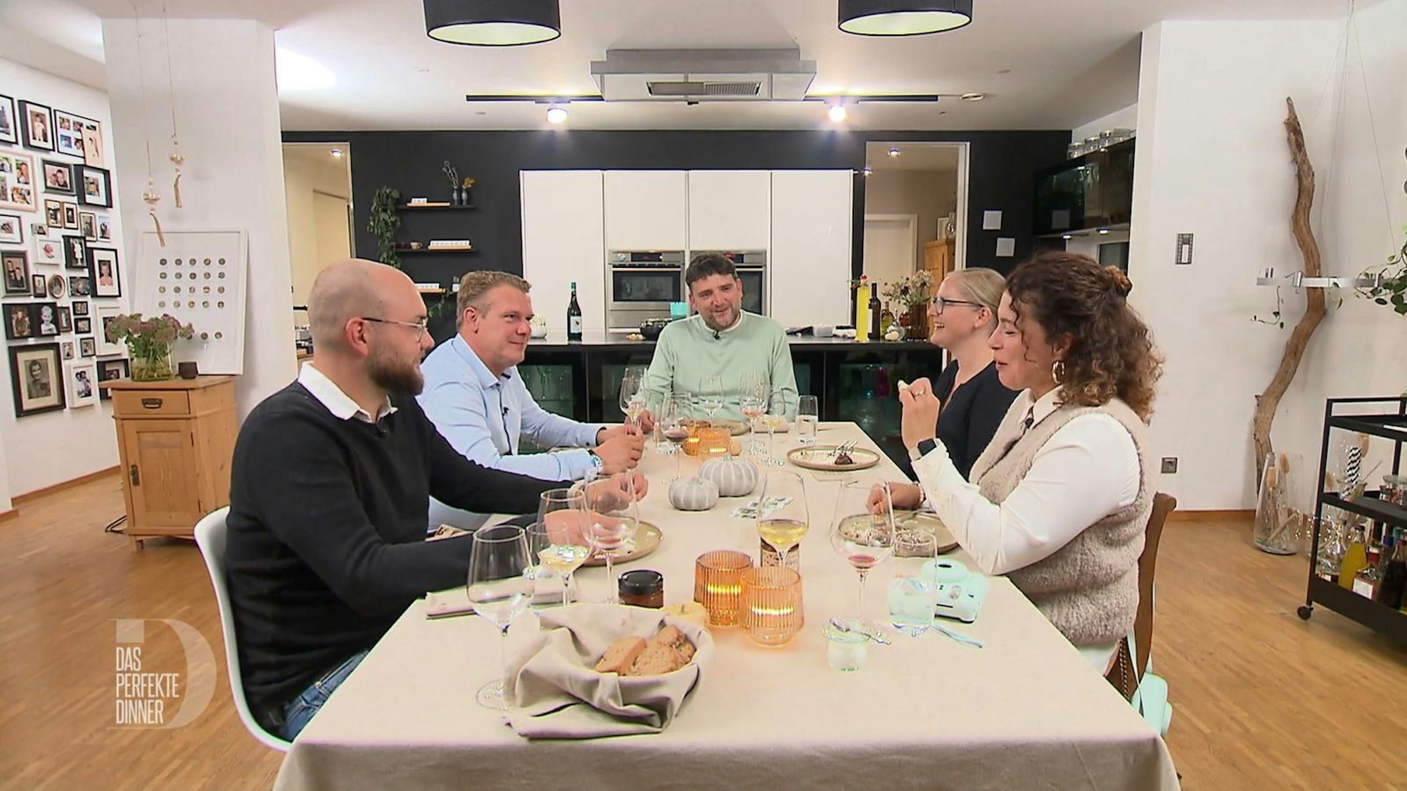 An Tag 2 am Bodensee treffen sich die Gourmets bei Jörg (42) in Sipplingen. (Bild: RTL)