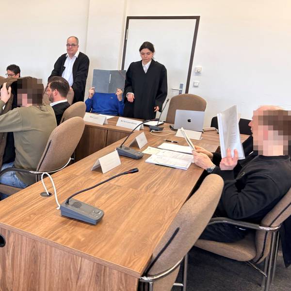 Die fünf Angeklagten mit ihren Verteidigern beim Prozessauftakt in Saal 112 des Kölner Landgerichts