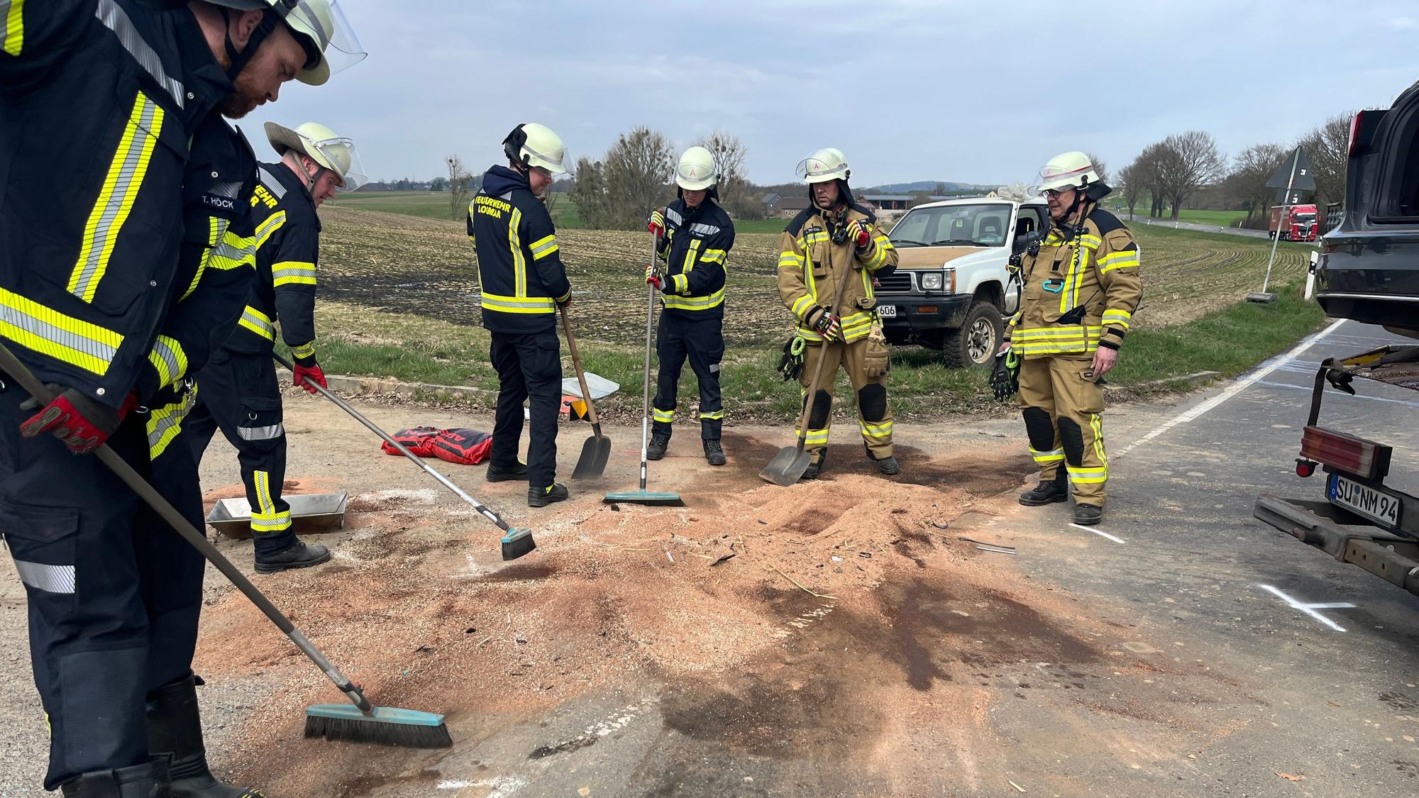 Größere Mengen Dieselkraftsoff waren ausgelaufen, Feuerwehrleute streuten ihn mit Bindemitteln ab.