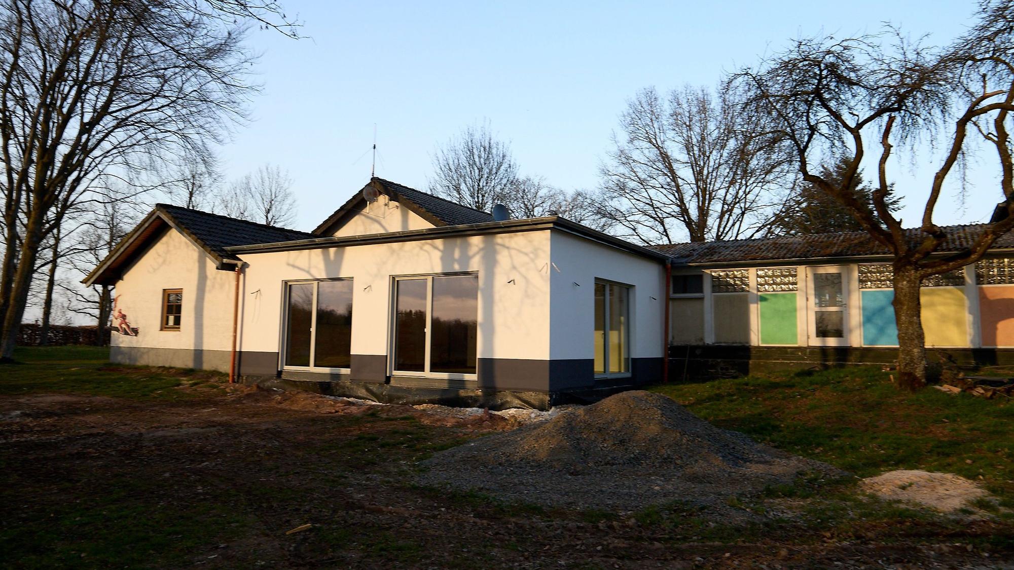 Außenansicht des Anbaus für den Schulungsraum der Löschgruppe Roderath.