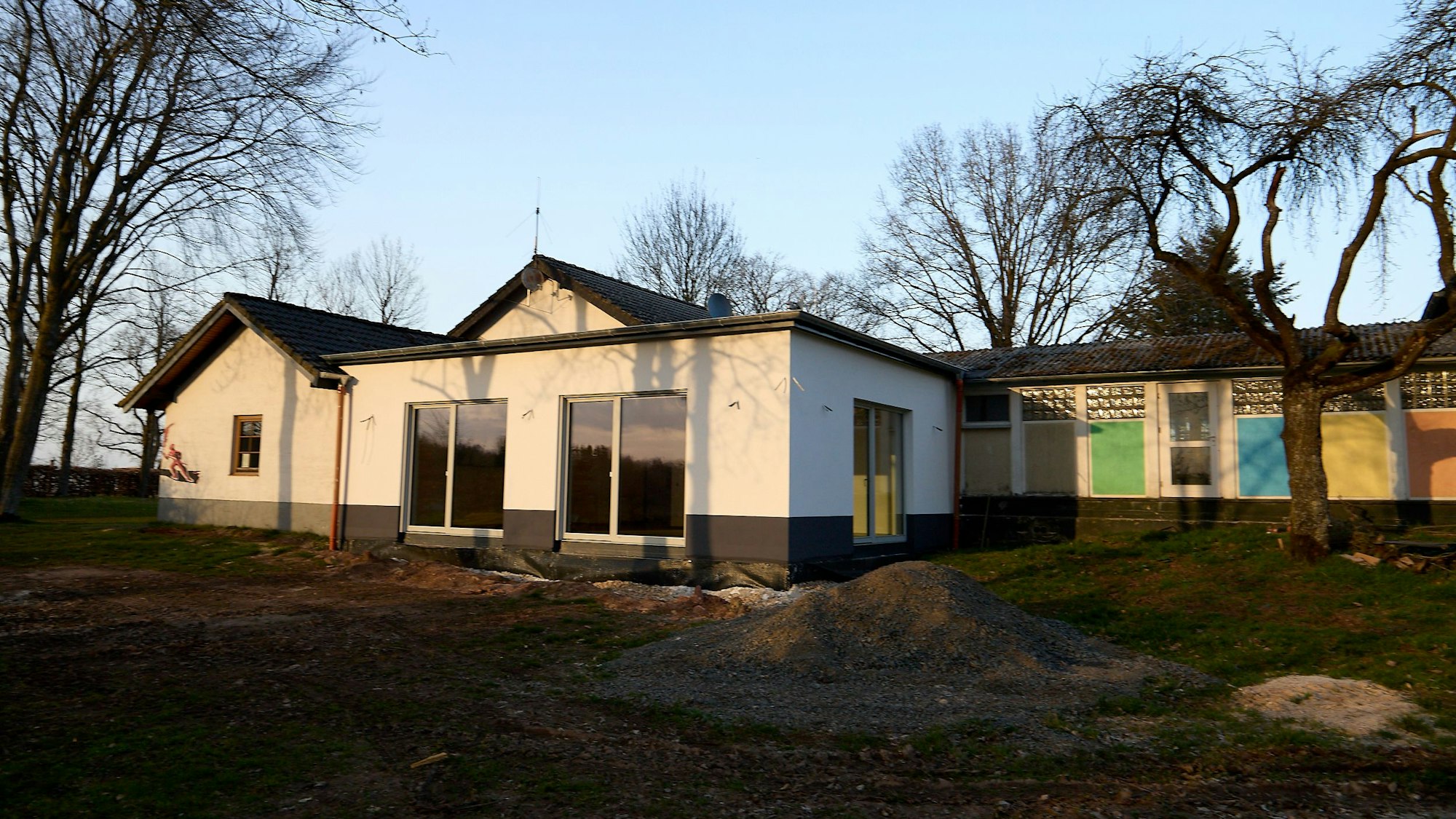 Außenansicht des Anbaus für den Schulungsraum der Löschgruppe Roderath.