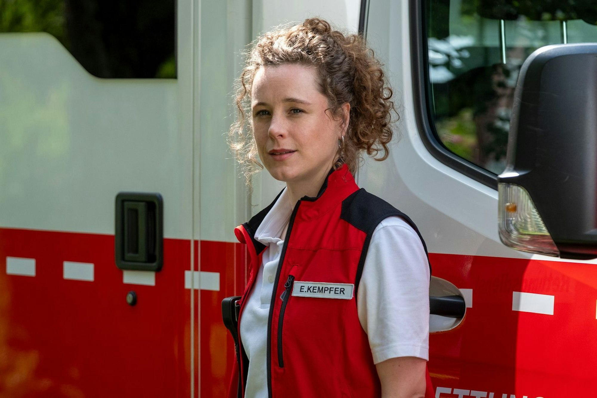 Klara Deutschmann spielt in „Einfach Elli“ die titelgebende junge Notfallsanitäterin, die mit ADHS lebt. (Bild: ZDF/Susanne Bernhard)