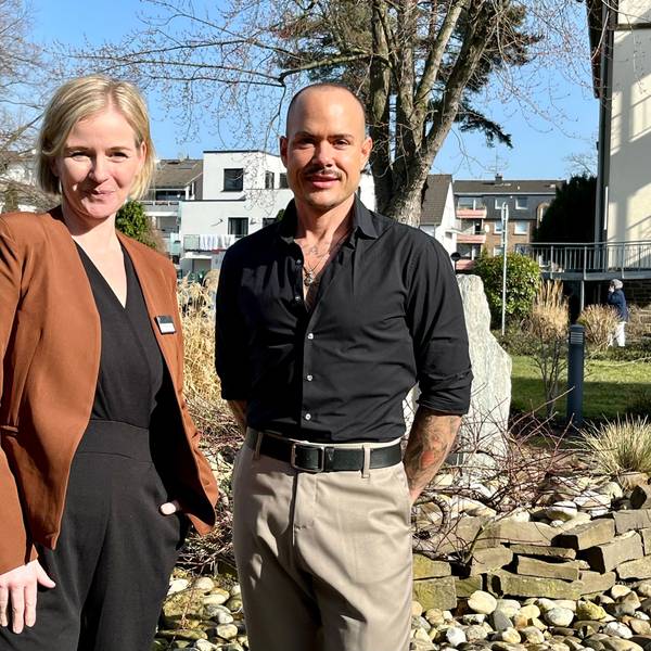 Zu sehen sind die kaufmännische Direktorin des Dreifaltigkeitskrankenhauses Daniela Landsch und Patientenfürsprecher Mark Halberkann.