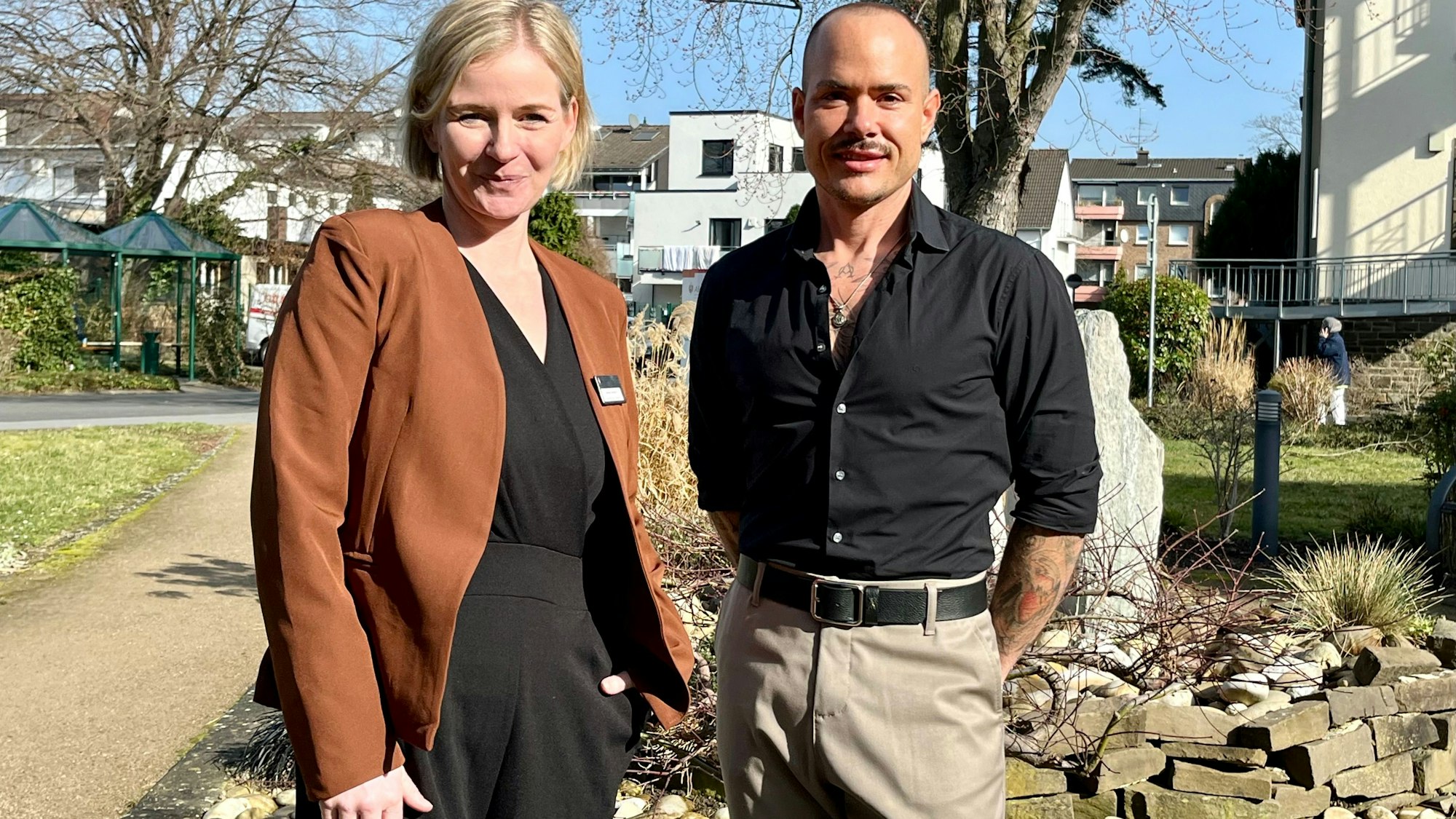 Zu sehen sind die kaufmännische Direktorin des Dreifaltigkeitskrankenhauses Daniela Landsch und Patientenfürsprecher Mark Halberkann.