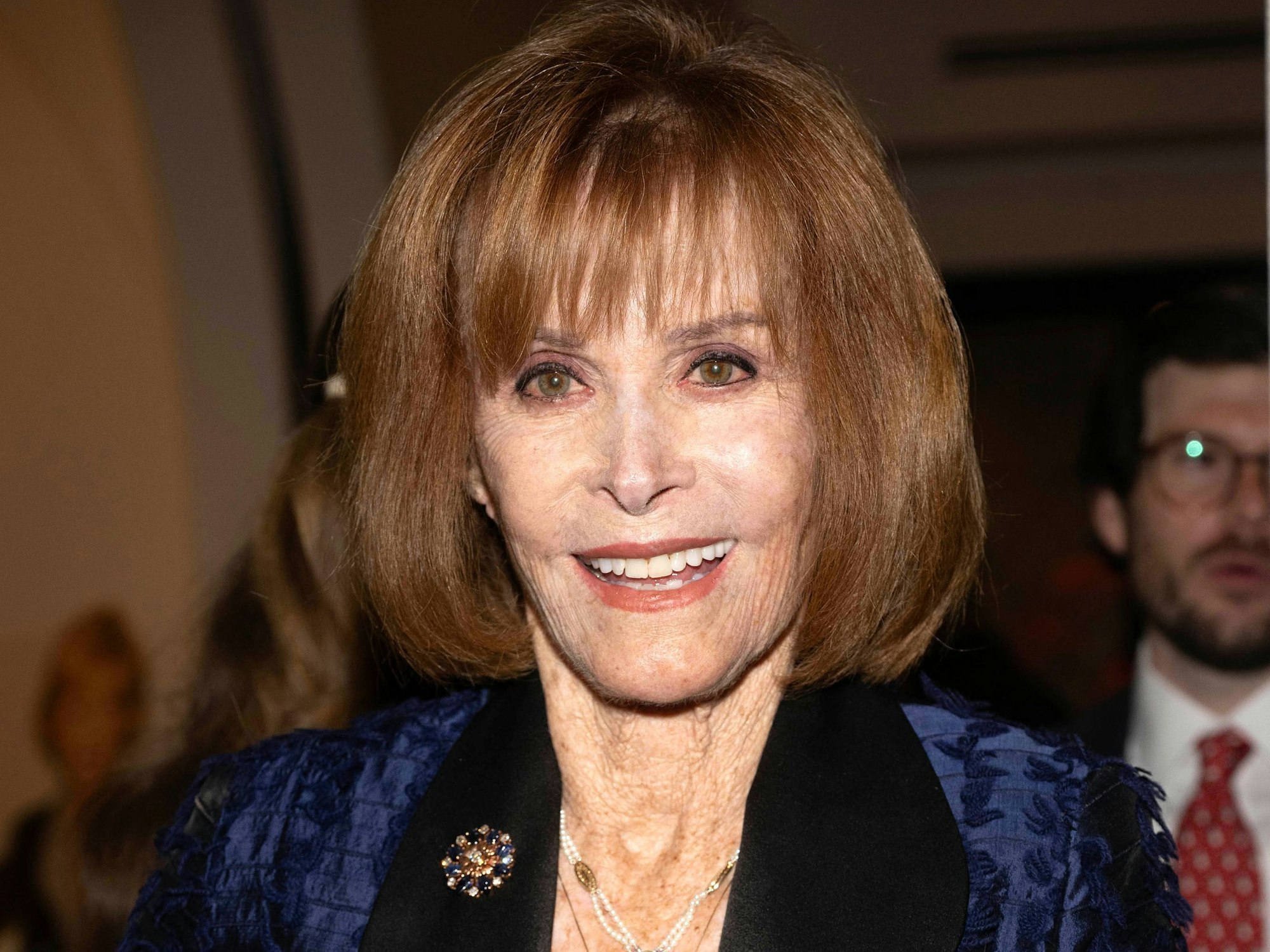 Stefanie Powers lacht.