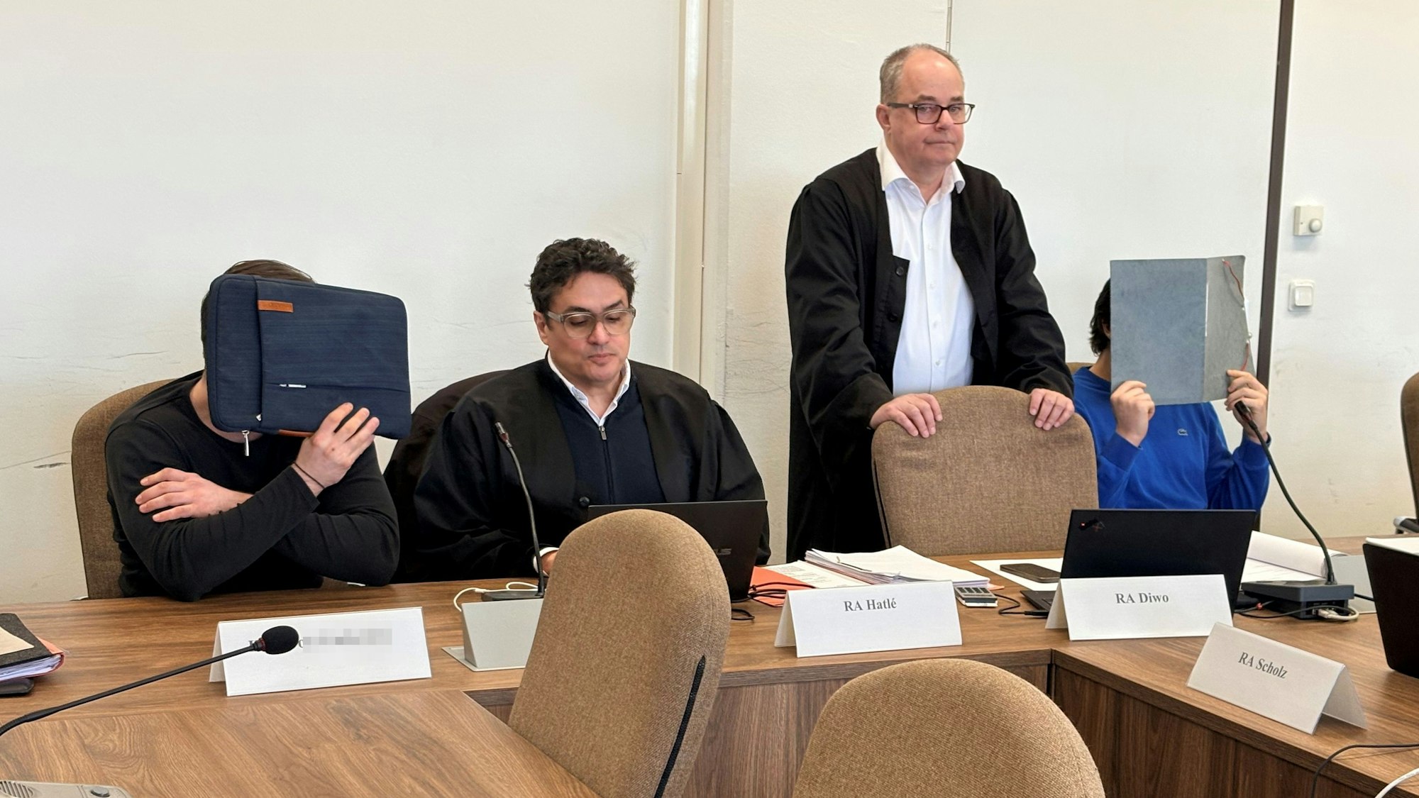 Der Angeklagte links (mit Verteidiger Frank Hatlé) gilt als Initiator, der Beschuldigte rechts (mit Verteidiger Michael Diwo) soll den Angriff gestartet haben.