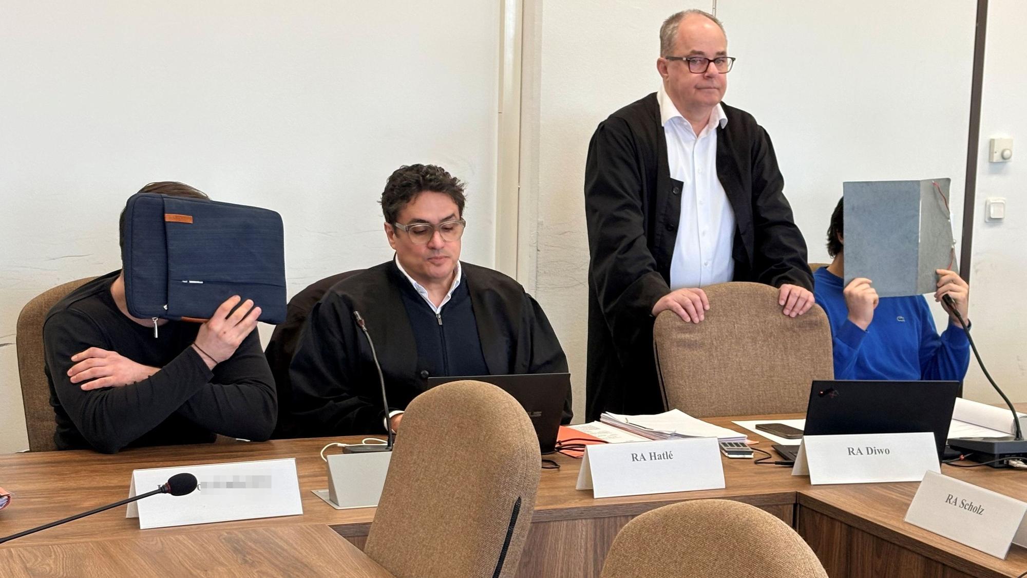 Der Angeklagte links (mit Verteidiger Frank Hatlé) gilt als Initiator, der Beschuldigte rechts (mit Verteidiger Michael Diwo) soll den Angriff gestartet haben.