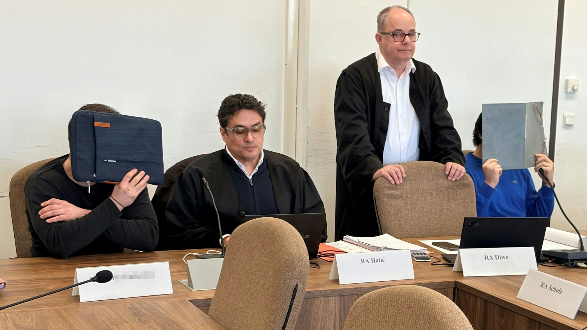Der Angeklagte links (mit Verteidiger Frank Hatlé) gilt als Initiator, der Beschuldigte rechts (mit Verteidiger Michael Diwo) soll den Angriff gestartet haben.