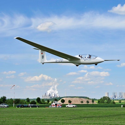 Das Bild zeigt einen abhebenden Segelflieger.