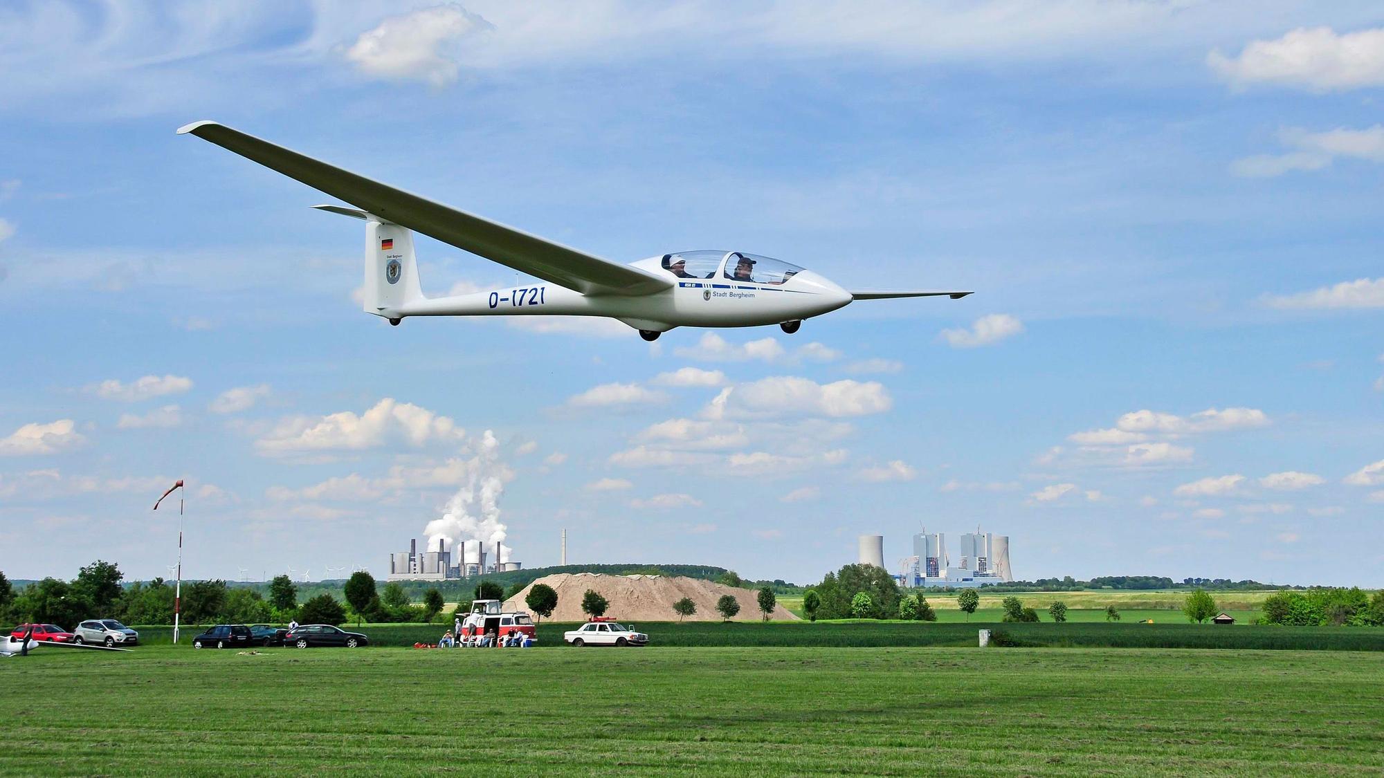 Das Bild zeigt einen abhebenden Segelflieger.