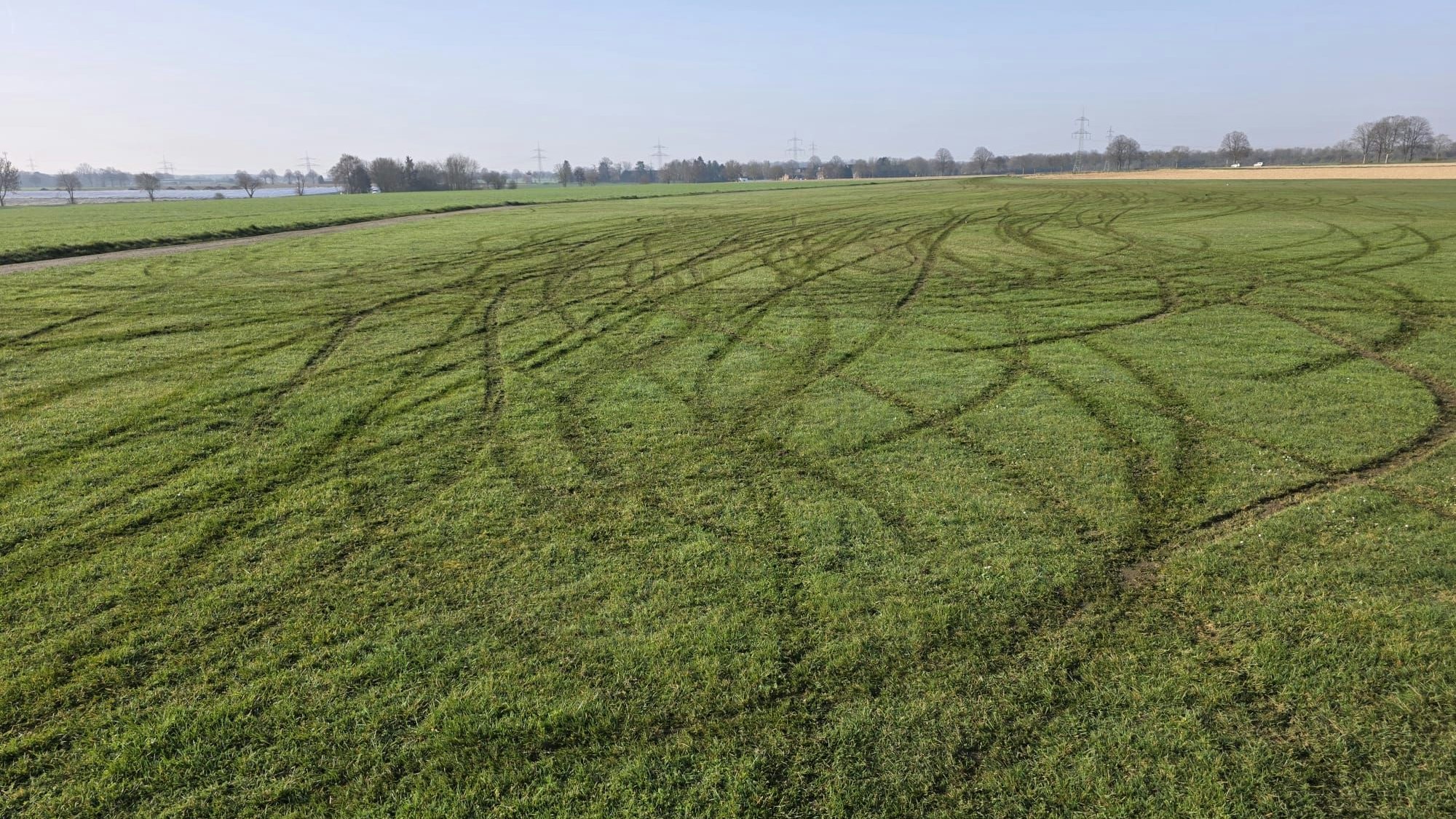 Dieser Anblick bot sich den Mitgliedern des Modellflugvereins Ikarus Elsdorf nach dem Wochenende.