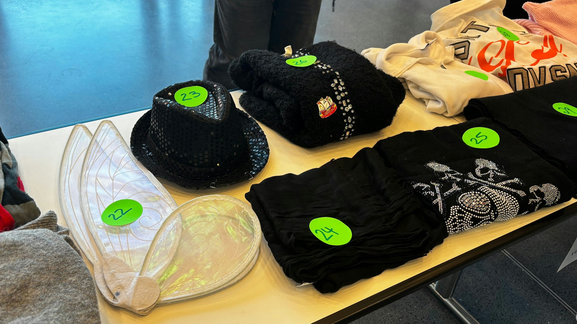 Auf einem Tisch liegen die Gegenstände.