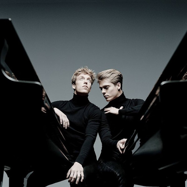 Lucas und Arthur Jussen posieren mit ihren Klavieren.