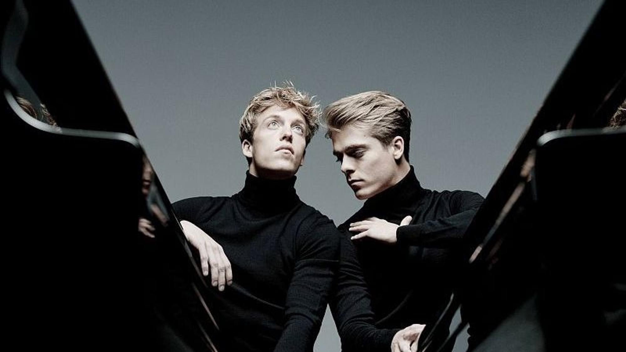 Lucas und Arthur Jussen posieren mit ihren Klavieren.