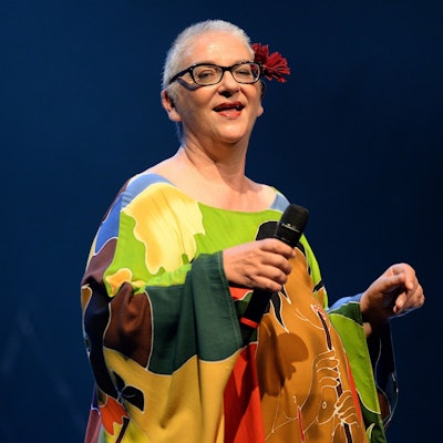 Die Sängerin Desireless auf der Bühne.