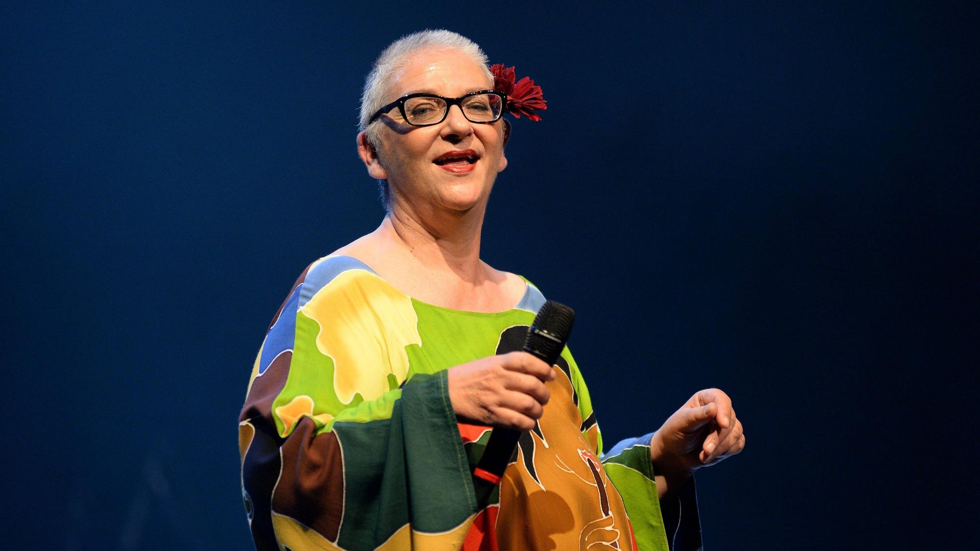 Die Sängerin Desireless auf der Bühne.