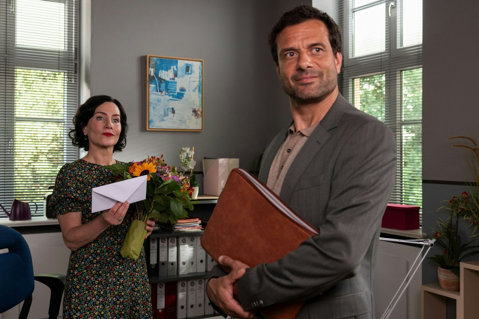 Was führt Headhunter Thomas Ritter (Kai Schumann) wirklich im Schilde? Für Miriam Stockl (Marisa Burger) gibt es in der „Rosenheim-Cops“-Episode „Jagd auf Stockl“ ein Wechselbad der Gefühne. (Bild: ZDF/Linda Gschwentner)