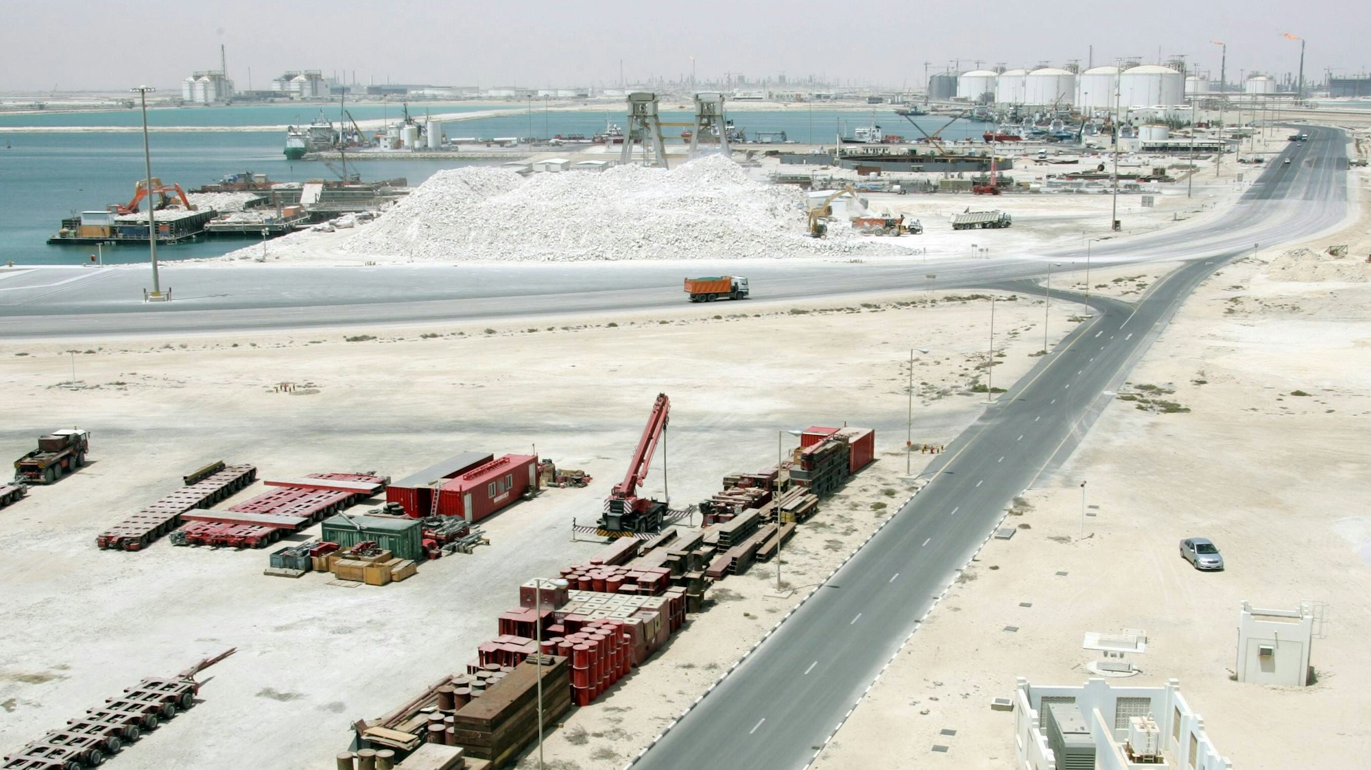 Luftaufnahme der Hafenanlagen von Ras Laffan in Katar