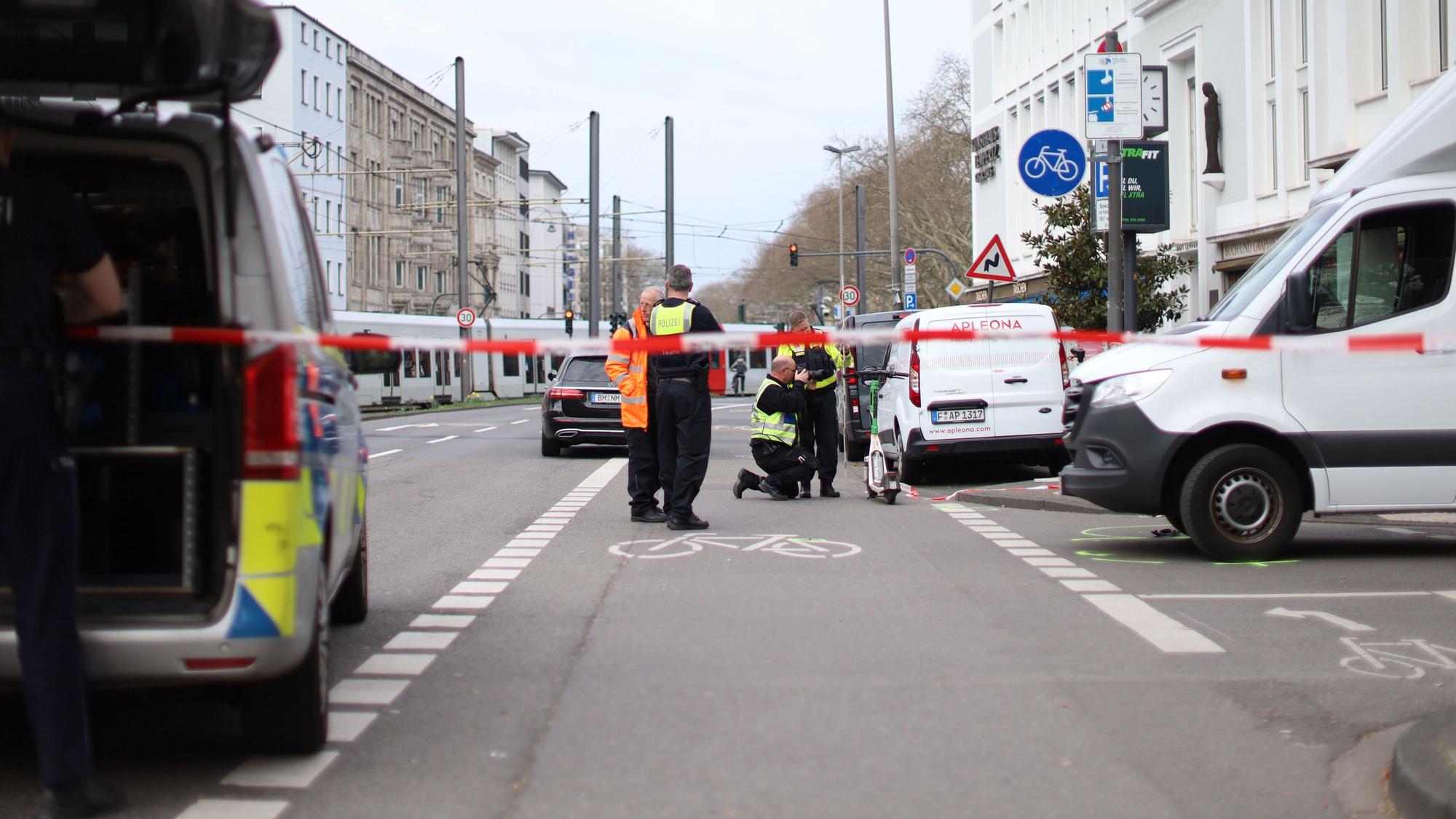 Ein Lkw hatte die Scooter-Fahrerin erfasst und schwer verletzt.