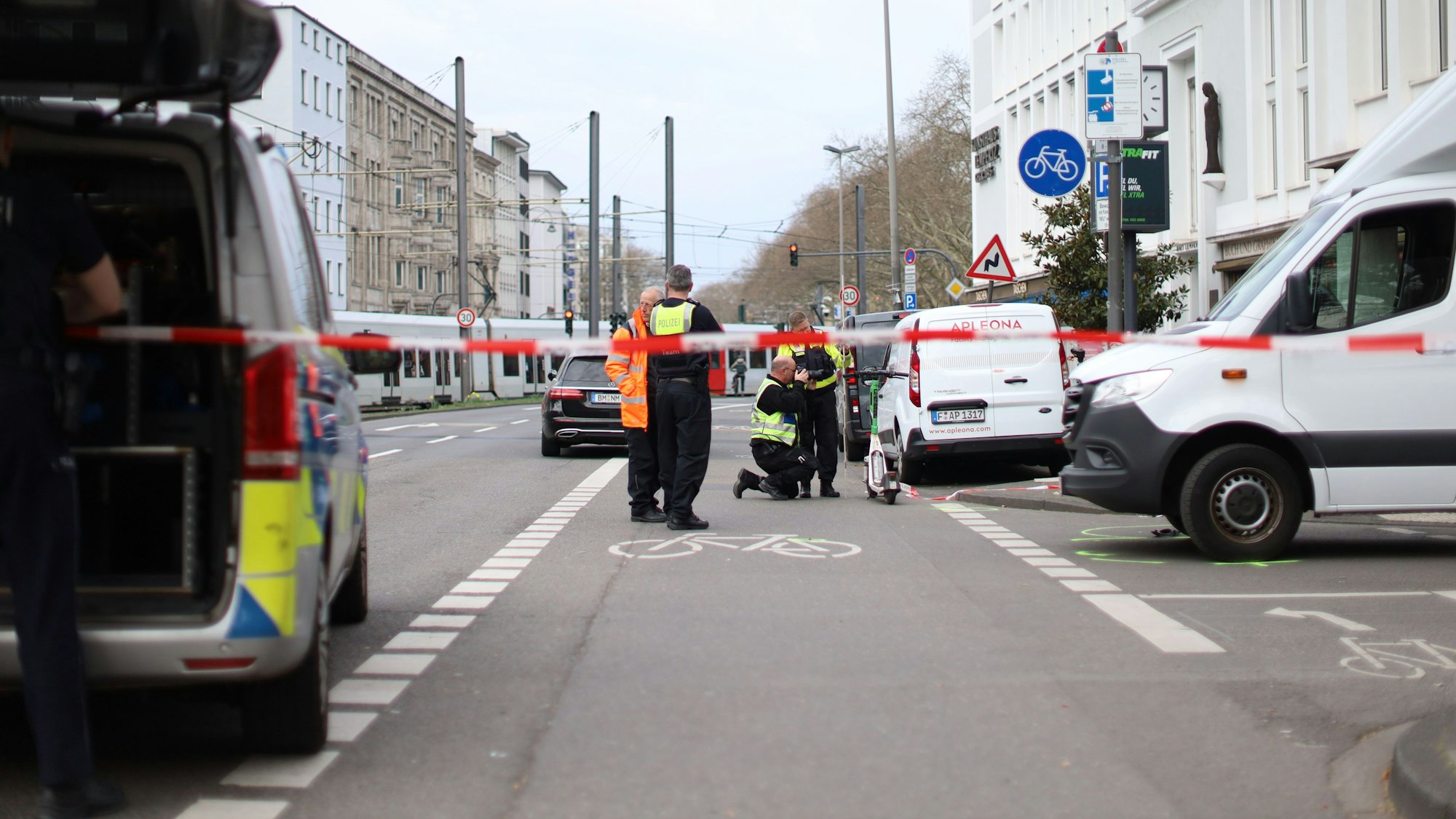 Ein Lkw hatte die Scooter-Fahrerin erfasst und schwer verletzt.