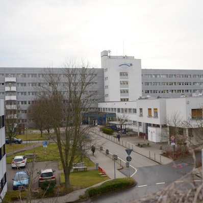 Das Bild zeigt eine Gesamtansicht des Krankenhausgebäudes.