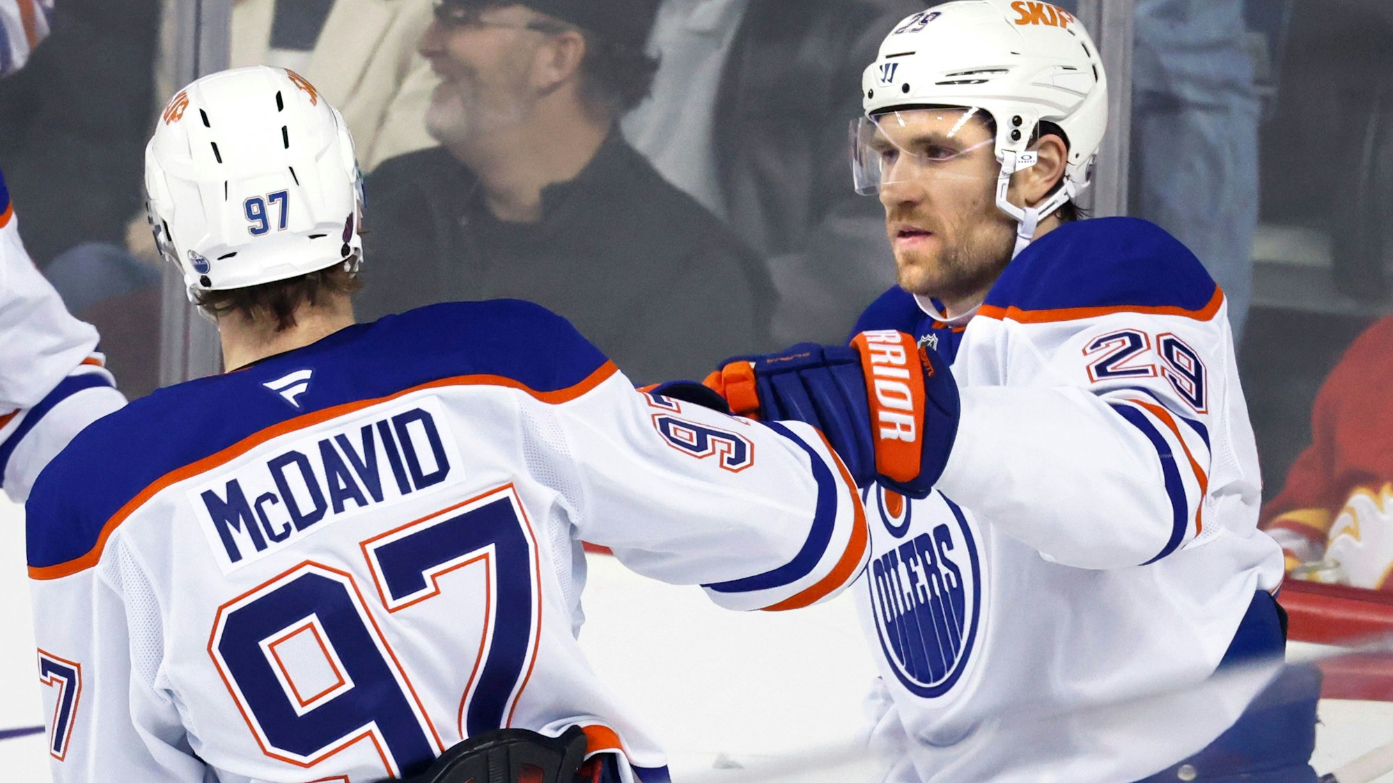 Leon Draisaitl (r.) und Connoir McDavid jubeln nach einem Tor für die Edmonton Oilers.