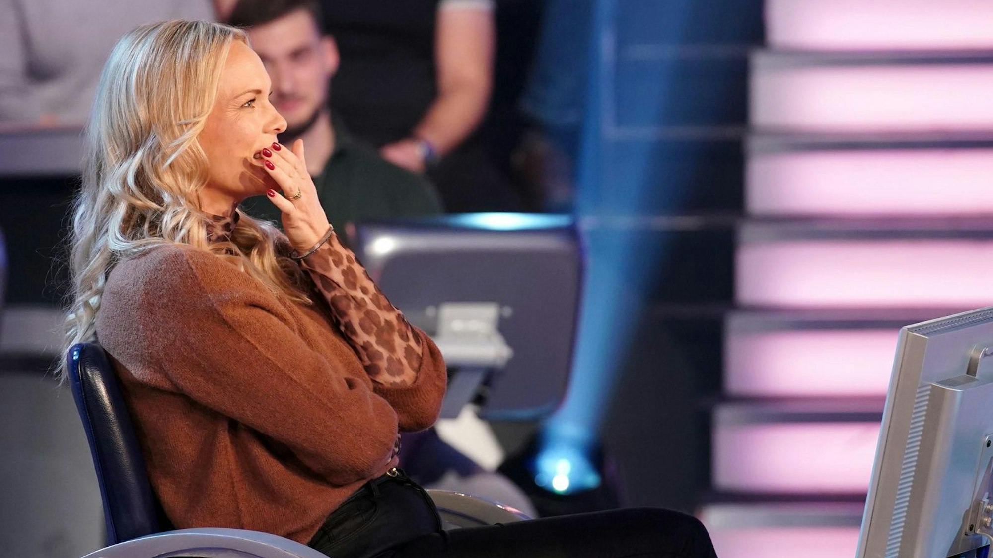 Verena Gargiulo stürzte von der 4.000er-Stufe auf 5000 Euro. Langsam gingen Jauch die Kandidaten aus ... (Bild: RTL / Stefan Gregorowius)