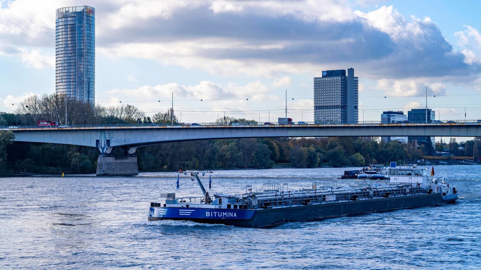 Die A562 führt über die Konrad-Adenauer-Brücke, auch Bonner Südbrücke genannt, an der Bonner Rheinaue über den Rhein.