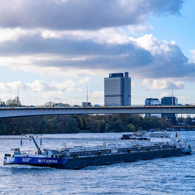 Die A562 führt über die Konrad-Adenauer-Brücke, auch Bonner Südbrücke genannt, an der Bonner Rheinaue über den Rhein.