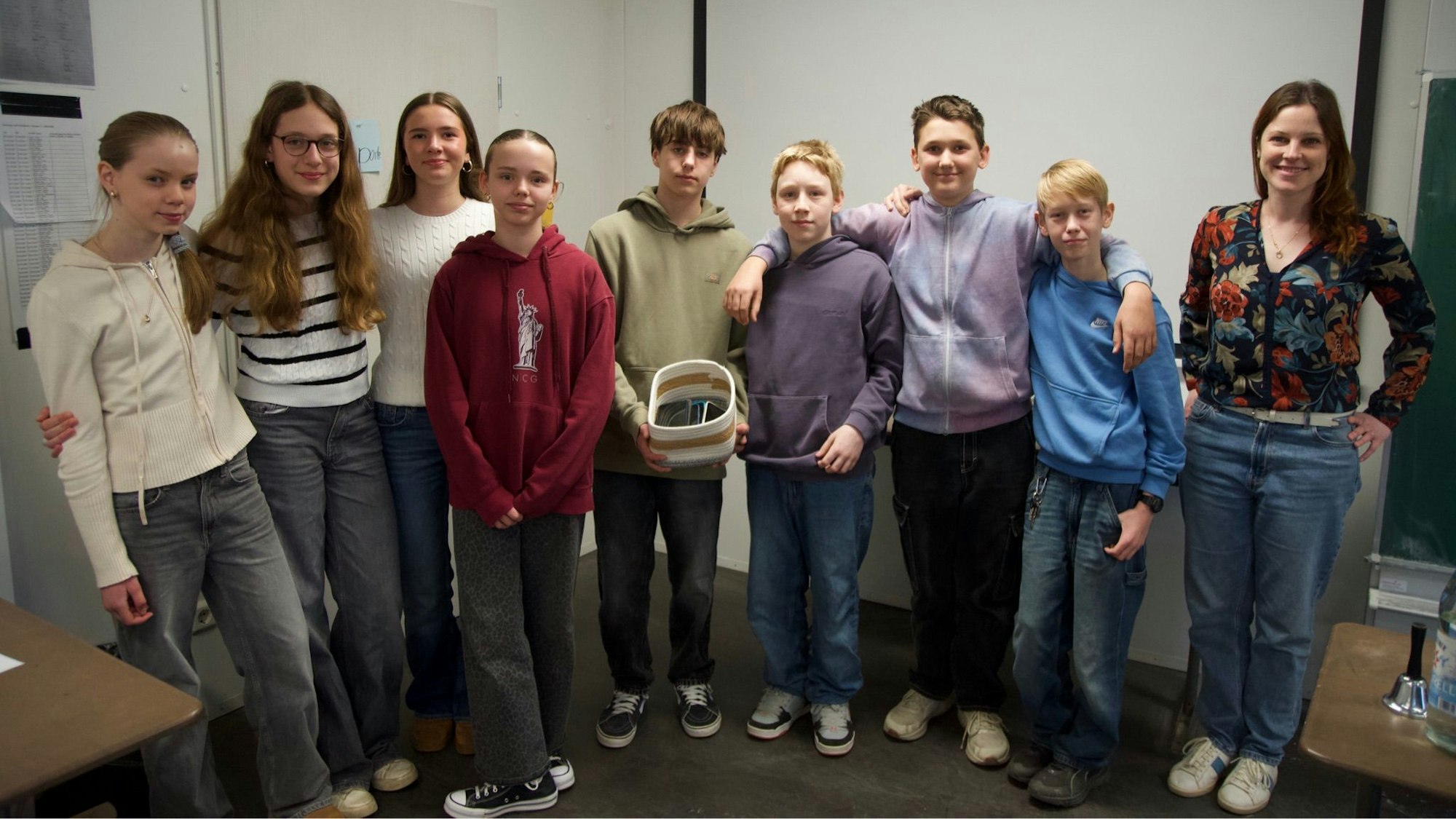 Eine Gruppe von teilnehmenden Jugendlichen steht mit der Deutschlehrerin Verena Soworka im Klassenraum.